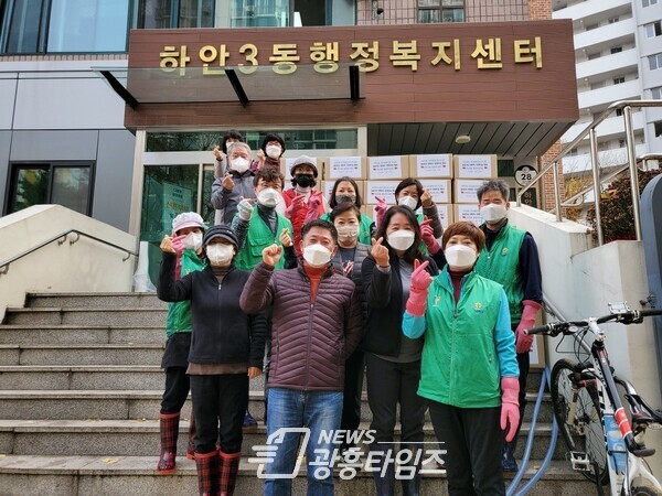 광명시 하안3동 새마을협의회·부녀회는 11월 17일부터 18일까지 이틀간 행정복지센터 앞마당에서 ‘사랑의 김장담그기’ 행사를 열었다(사진제공=하안3동 행정복지센터) 광명시 하안3동 새마을협의회·부녀회는 11월 17일부터 18일까지 이틀간 행정복지센터 앞마당에서 ‘사랑의 김장담그기’ 행사를 열었다(사진제공=하안3동 행정복지센터)