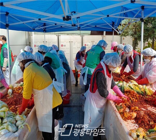 광명시 소하1동 새마을은 11월 16일부터 18일까지 행정복지센터에서 사랑의 김장 나누기 행사를 열었다(사진제공=소하1동 행정복지센터) 광명시 소하1동 새마을은 11월 16일부터 18일까지 행정복지센터에서 사랑의 김장 나누기 행사를 열었다(사진제공=소하1동 행정복지센터)