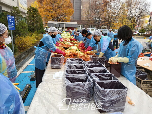정왕3동 김장나눔(사진제공=정왕3동 행정복지센터) 정왕3동 김장나눔(사진제공=정왕3동 행정복지센터)