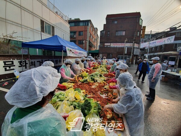 광명4동 새마을지도자협의회(회장 정안진)·부녀회(회장 윤경희) 주관으로 11월 17일부터 19일까지 3일에 걸쳐 광명4동 패션문화의 거리 B주차장에서 ‘2021 사랑의 김장 나눔’ 행사를 진행했다(사진제공=광명4동 행정복지센터) 광명4동 새마을지도자협의회(회장 정안진)·부녀회(회장 윤경희) 주관으로 11월 17일부터 19일까지 3일에 걸쳐 광명4동 패션문화의 거리 B주차장에서 ‘2021 사랑의 김장 나눔’ 행사를 진행했다(사진제공=광명4동 행정복지센터)