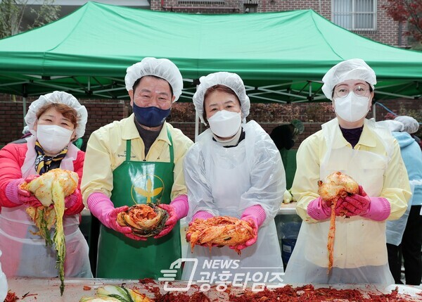 ‘2021년 사랑의 김장 담그기’ 행사에 동참한 박승원 시장(왼쪽에서 두번째), 이형덕 시의원(세번째), 이주희 시의원(네번째)/사진제공=광명7동 행정복지센터 ‘2021년 사랑의 김장 담그기’ 행사에 동참한 박승원 시장(왼쪽에서 두번째), 이형덕 시의원(세번째), 이주희 시의원(네번째)/사진제공=광명7동 행정복지센터