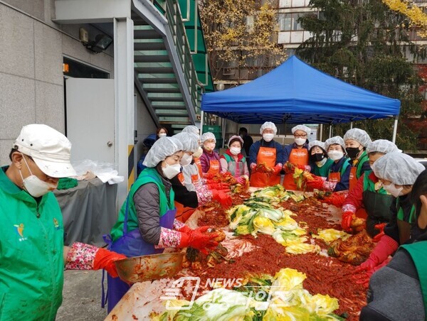 철산2동 새마을지도자협의회(회장 김현규)와 새마을부녀회(회장 황숙자)에서는 관내 유관단체원과 함께 11월17일부터 11월18일까지 이틀간에 걸쳐‘사랑의 김장 담그기 행사’를 개최했다(사진제공=철산2동 행정복지센터) 철산2동 새마을지도자협의회(회장 김현규)와 새마을부녀회(회장 황숙자)에서는 관내 유관단체원과 함께 11월17일부터 11월18일까지 이틀간에 걸쳐‘사랑의 김장 담그기 행사’를 개최했다(사진제공=철산2동 행정복지센터)