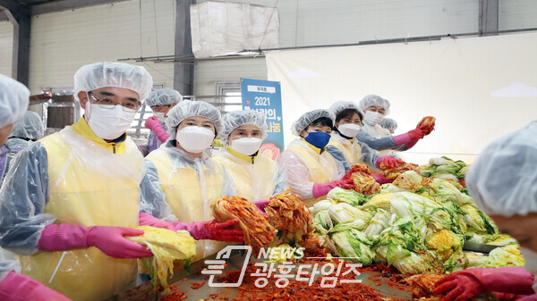 의왕시의회 봉사단, 사랑의 김장 나눔 봉사(사진제공=의왕시의회) 의왕시의회 봉사단, 사랑의 김장 나눔 봉사(사진제공=의왕시의회)