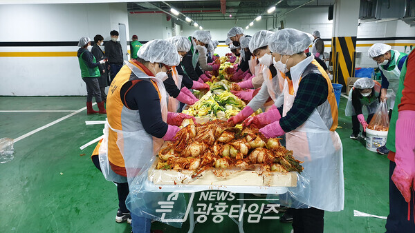 광명시 소하2동 행정복지센터는 11월 19일부터 20일까지 이틀간 관내 어려운 이웃을 위한 ‘사랑의 김장김치 담그기’ 행사를 열었다(사진제공=소하2동 행정복지센터) 광명시 소하2동 행정복지센터는 11월 19일부터 20일까지 이틀간 관내 어려운 이웃을 위한 ‘사랑의 김장김치 담그기’ 행사를 열었다(사진제공=소하2동 행정복지센터)
