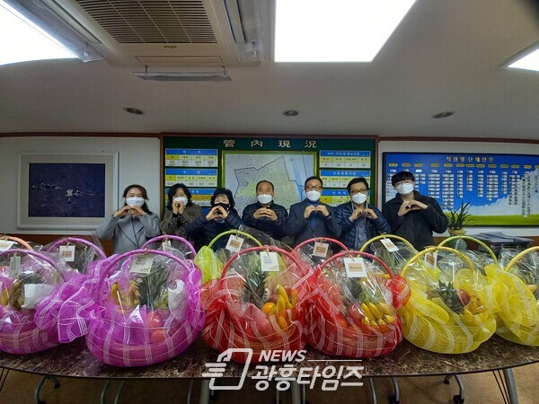 철산동에 소재한 하울교회가 11월 22일 취약계층을 위한 과일바구니를 철산2동행정복지센터에 전달했다(사진제공=철산동 행정복지센터) 철산동에 소재한 하울교회가 11월 22일 취약계층을 위한 과일바구니를 철산2동행정복지센터에 전달했다(사진제공=철산동 행정복지센터)