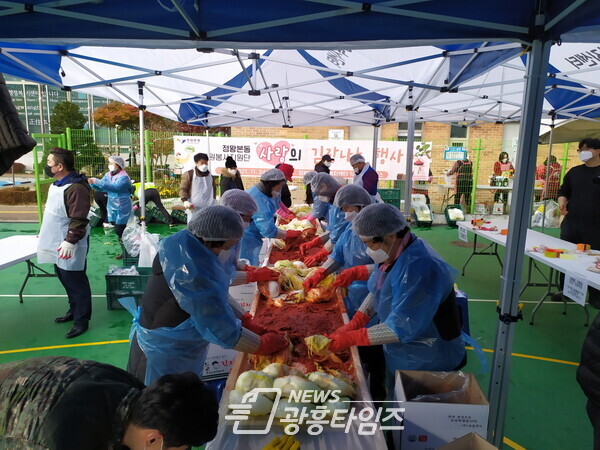 정왕본동_김장나눔행사(사진제공=정왕본동 행정복지센터) 정왕본동_김장나눔행사(사진제공=정왕본동 행정복지센터)