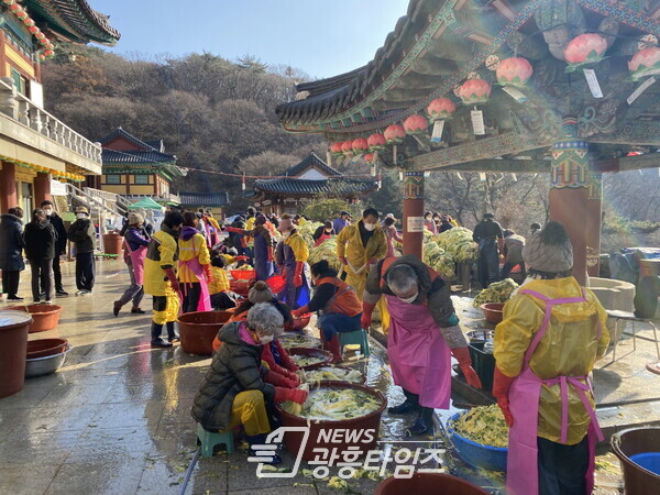 청계사, 김장김치 130상자 기부(사진제공=의왕시) 청계사, 김장김치 130상자 기부(사진제공=의왕시)