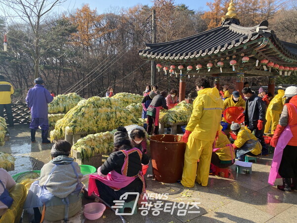 청계사, 김장김치 130상자 기부(사진제공=의왕시) 청계사, 김장김치 130상자 기부(사진제공=의왕시)