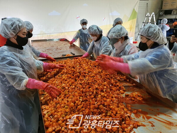 오전동 지역사회보장협의체, 사랑의 깍두기(사진제공=오전동 주민센터) 오전동 지역사회보장협의체, 사랑의 깍두기(사진제공=오전동 주민센터)