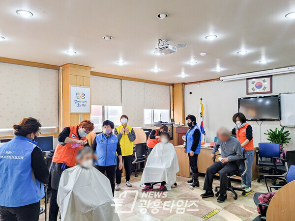광명시 광명3동 지역사회보장협의체는 11월 23일 지역365봉사단체와 저소득층 무료 이·미용서비스 지원 사업으로 ‘재능을 나누는 사랑의 가위손’행사를 열었다(사진제공=광명3동 행정복지센터) 광명시 광명3동 지역사회보장협의체는 11월 23일 지역365봉사단체와 저소득층 무료 이·미용서비스 지원 사업으로 ‘재능을 나누는 사랑의 가위손’행사를 열었다(사진제공=광명3동 행정복지센터)