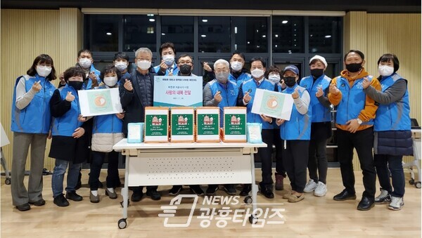 광명시 하안2동 지역사회보장협의체는 24일 동절기를 맞아 따뜻한 겨울나기를 위한 사랑의 내복 20벌을 저소득 어르신 가정에 전달했다(사진제공=하안2동 행정복지센터) 광명시 하안2동 지역사회보장협의체는 24일 동절기를 맞아 따뜻한 겨울나기를 위한 사랑의 내복 20벌을 저소득 어르신 가정에 전달했다(사진제공=하안2동 행정복지센터)