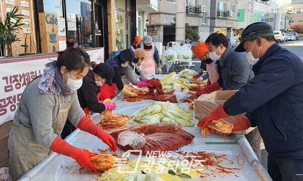 월곶동_희망씨사람들-빛과소금 김장나눔(사진제공=월곶동 행정복지센터) 월곶동_희망씨사람들-빛과소금 김장나눔(사진제공=월곶동 행정복지센터)