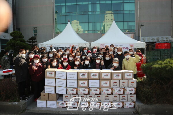 정왕2동_정이마을 김장나눔(사진제공=정왕2동 행정복지센터) 정왕2동_정이마을 김장나눔(사진제공=정왕2동 행정복지센터)