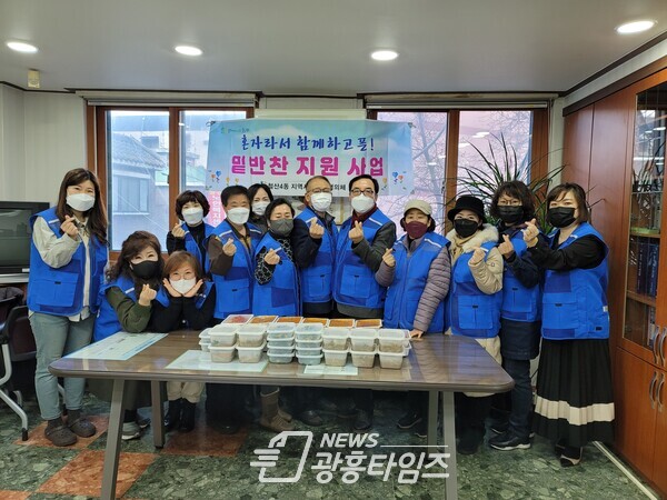 광명시 철산4동 행정복지센터는 12월 1일 지역사회보장협의체와 관내 취약계층 1인 가구 밑반찬 나눔 행사와 복지사각지대 발굴 캠페인을 진행했다(사진제공=철산4동 행정복지센터) 광명시 철산4동 행정복지센터는 12월 1일 지역사회보장협의체와 관내 취약계층 1인 가구 밑반찬 나눔 행사와 복지사각지대 발굴 캠페인을 진행했다(사진제공=철산4동 행정복지센터)