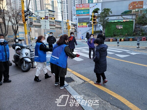 광명시 철산4동 행정복지센터는 12월 1일 지역사회보장협의체와 관내 취약계층 1인 가구 밑반찬 나눔 행사와 복지사각지대 발굴 캠페인을 진행했다(사진제공=철산4동 행정복지센터) 광명시 철산4동 행정복지센터는 12월 1일 지역사회보장협의체와 관내 취약계층 1인 가구 밑반찬 나눔 행사와 복지사각지대 발굴 캠페인을 진행했다(사진제공=철산4동 행정복지센터)