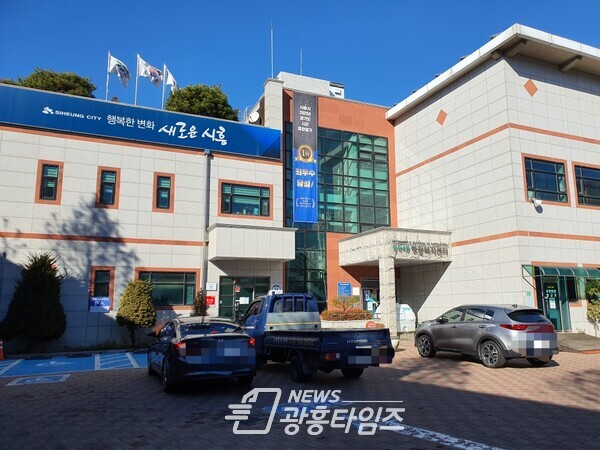 정왕4동 지역사회보장협의체, 취약계층에 후원금 전달 (사진제공=정왕4동 행정복지센터) 정왕4동 지역사회보장협의체, 취약계층에 후원금 전달 (사진제공=정왕4동 행정복지센터)