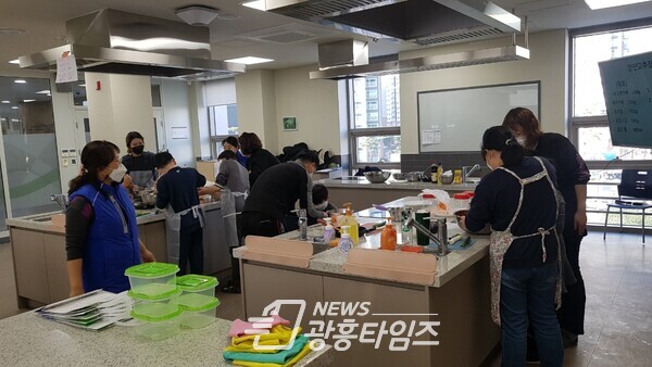 광명시 광명4동 주민자치회는 12월 4일 평생학습원 시민의 부엌에서 주민세 환원사업으로 ‘고추장 아카데미’를 진행했다(사진제공=광명4동 행정복지센터) 광명시 광명4동 주민자치회는 12월 4일 평생학습원 시민의 부엌에서 주민세 환원사업으로 ‘고추장 아카데미’를 진행했다(사진제공=광명4동 행정복지센터)