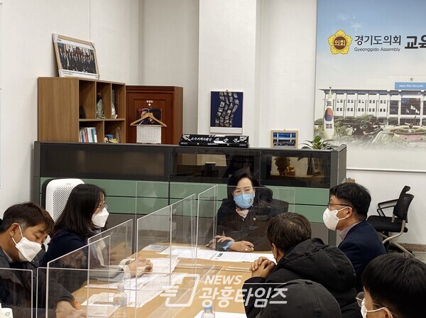 정윤경 의원, 학교업무 재구조화 관련 이혜정 노조위원장 만나 애로사항 청취(사진제공=경기도의회)
