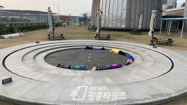 따라따라프로젝트_ 빌리 도르너_도시 공간 속 신체들 따라하기(사진제공=시흥시) 따라따라프로젝트_ 빌리 도르너_도시 공간 속 신체들 따라하기(사진제공=시흥시)