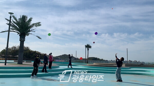 따라따라프로젝트_존 발데사리_공이 가운데 위치하도록 사진찍기 따라하기(사진제공=시흥시) 따라따라프로젝트_존 발데사리_공이 가운데 위치하도록 사진찍기 따라하기(사진제공=시흥시)