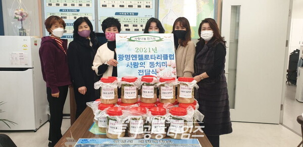 광명시 광명7동 행정복지센터는 12월 8일 광명엔젤로터리클럽에서 직접 담근 동치미를 기부 받아 관내 저소득 독거가구에 전달했다(사진제공=광명7동 행정복지센터) 광명시 광명7동 행정복지센터는 12월 8일 광명엔젤로터리클럽에서 직접 담근 동치미를 기부 받아 관내 저소득 독거가구에 전달했다(사진제공=광명7동 행정복지센터)