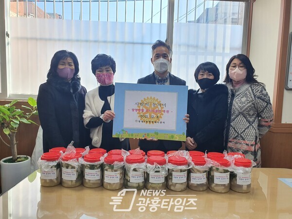 광명시 광명4동 행정복지센터는 12월 8일 광명 엔젤로타리 클럽으로부터 동치미를 후원받아 관내 저소득 20가구에 전달했다(사진제공=광명4동 행정복지센터) 광명시 광명4동 행정복지센터는 12월 8일 광명 엔젤로타리 클럽으로부터 동치미를 후원받아 관내 저소득 20가구에 전달했다(사진제공=광명4동 행정복지센터)
