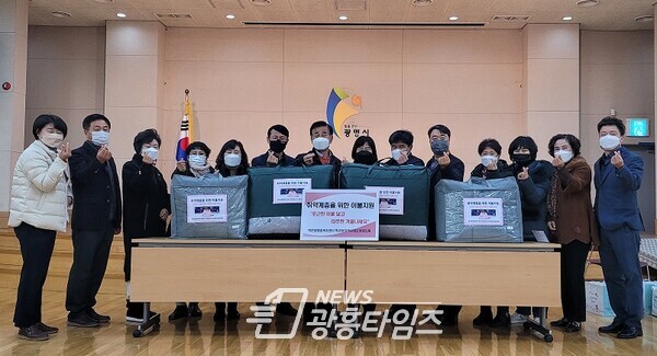 광명시 학온동 지역사회보장협의체는 12월 15일 취약계층 2가구에게 이불세트를 전달했다(사진제공=학온동 행정복지센터) 광명시 학온동 지역사회보장협의체는 12월 15일 취약계층 2가구에게 이불세트를 전달했다(사진제공=학온동 행정복지센터)