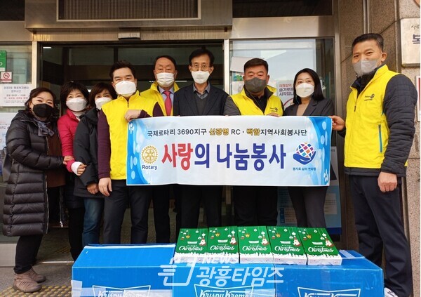 신광명로타리클럽은12월 16일 연말연시를 맞아 어려운 이웃 35가구에 사랑의 도넛 60상자(54만원 상당)를 광명2동 행정복지센터에 기탁했다(제공=광명2동 행정복지센터) 신광명로타리클럽은12월 16일 연말연시를 맞아 어려운 이웃 35가구에 사랑의 도넛 60상자(54만원 상당)를 광명2동 행정복지센터에 기탁했다(제공=광명2동 행정복지센터)