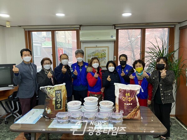 광명시 철산4동 바르게살기위원회는 12월 16일 취약계층 12가구에 직접 재운 소불고기(10가구)와 백미(2가구)를 전달했다(제공=철산4동 행정복지센터) 광명시 철산4동 바르게살기위원회는 12월 16일 취약계층 12가구에 직접 재운 소불고기(10가구)와 백미(2가구)를 전달했다(제공=철산4동 행정복지센터)