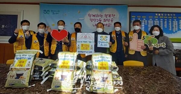 광명시 철산2동행정복지센터는 12월 17일 광명제일라이온스클럽으로부터 쌀 200kg을 후원받아 독거노인 장애인 한부모가정 등 20가구에 전달했다(제공=철산2동 행정복지센터) 광명시 철산2동행정복지센터는 12월 17일 광명제일라이온스클럽으로부터 쌀 200kg을 후원받아 독거노인 장애인 한부모가정 등 20가구에 전달했다(제공=철산2동 행정복지센터)