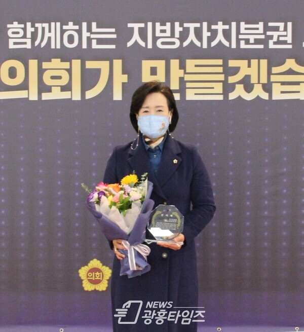 정윤경 위원장_전국건강장애부모회로부터 감사패 받아(제공=정윤경 의원실) 정윤경 위원장_전국건강장애부모회로부터 감사패 받아(제공=정윤경 의원실)
