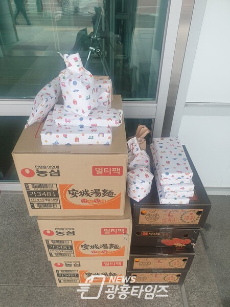 12월 24일 광명시 소하1동 행정복지센터를 찾은 한 학생이 저소득 취약계층을 위해 라면 3박스와 귤 4박스 하나하나 정성으로 포장한 양말 15묶음을 기부했다(제공=소하1동 행정복지센터)