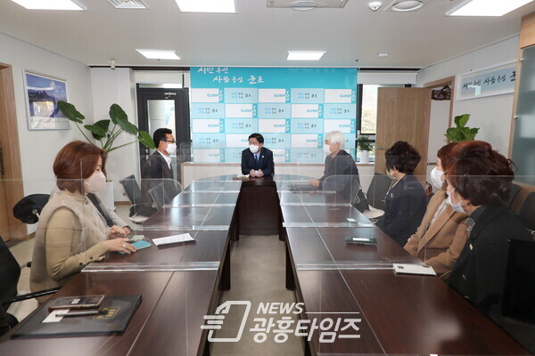  한대희 시장(가운데)이 장학기금 기부자들과 환담을 나누고 있다(사진제공=군포시)