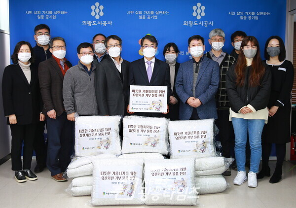 의왕도시공사 이불전달(사진제공=의왕도시공사) 의왕도시공사 이불전달(사진제공=의왕도시공사)