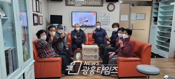 광명시 하안2동 단체장협의회는 12월 29일 코로나19 극복 바람을 담아 관내 경로당 4곳에 개별 포장된 가래떡 8박스를 전달했다(제공=하안2동 행정복지센터)