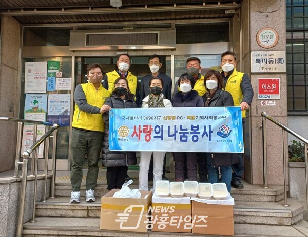 신광명로타리클럽은 12월 29일 광명2동 어려운 이웃 51가구에게 곰탕 60그릇(30만원 상당)을 후원했다(제공=광명2동 행정복지센터) 신광명로타리클럽은 12월 29일 광명2동 어려운 이웃 51가구에게 곰탕 60그릇(30만원 상당)을 후원했다(제공=광명2동 행정복지센터)