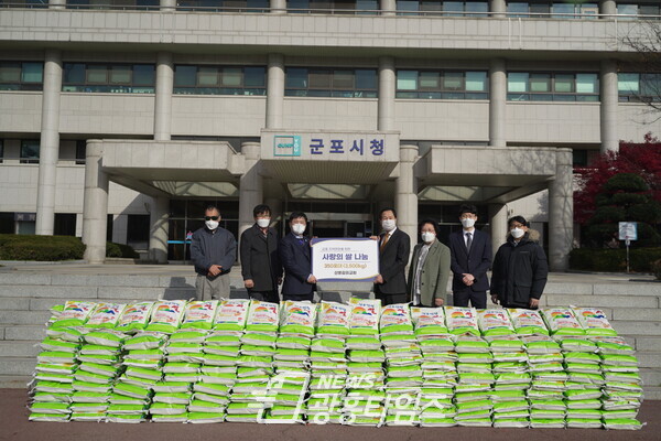 산본감리교회가 군포시에 취약계층을 위한 후원물품을 전달했다(왼쪽에서 세 번째 한대희 시장)/제공=군포시 산본감리교회가 군포시에 취약계층을 위한 후원물품을 전달했다(왼쪽에서 세 번째 한대희 시장)/제공=군포시