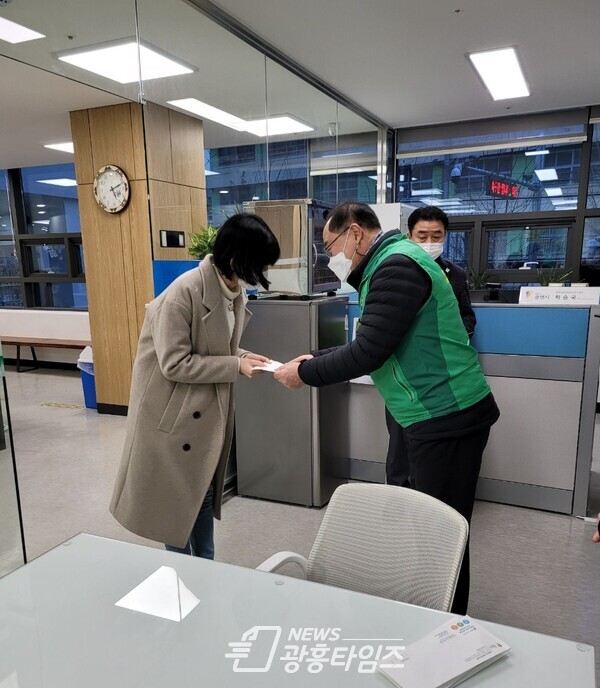 광명시 광명5동 새마을 지도자협의회 및 새마을부녀회는 1월 5일 광명5동 행정복지센터에서 어려운 가정 대학생 4명에게 각 100만원씩 총 400만원의 장학금을 전달했다(제공=광명5동 행정복지센터) 광명시 광명5동 새마을 지도자협의회 및 새마을부녀회는 1월 5일 광명5동 행정복지센터에서 어려운 가정 대학생 4명에게 각 100만원씩 총 400만원의 장학금을 전달했다(제공=광명5동 행정복지센터)
