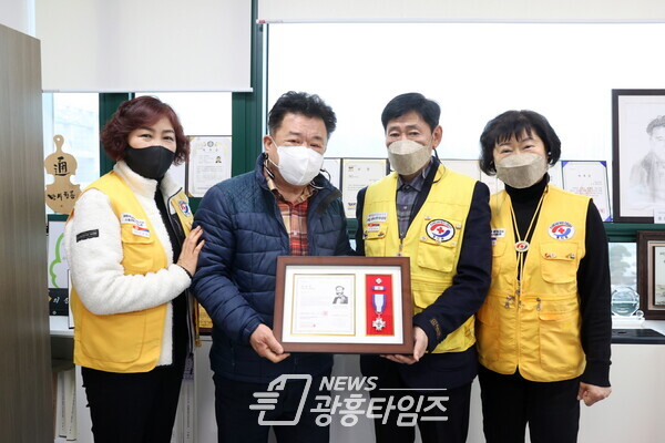 홍원상 의원, 대한적십자사 포장 수상(제공=시흥시의회) 홍원상 의원, 대한적십자사 포장 수상(제공=시흥시의회)