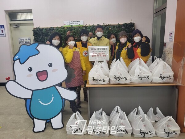군자동_대한적십자사 반찬나눔(제공=군자동 행정복지센터) 군자동_대한적십자사 반찬나눔(제공=군자동 행정복지센터)