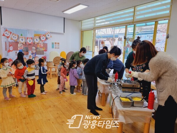 초록꿈어린이집 붕어빵나눔행사(사진제공=청계동 주민센터) 초록꿈어린이집 붕어빵나눔행사(사진제공=청계동 주민센터)