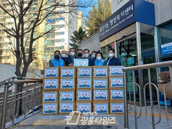 MG새마을금고에서 철산1동지역사회보장협의체에 라면을 전달하고 있다(제공=철산1동 행정복지센터) MG새마을금고에서 철산1동지역사회보장협의체에 라면을 전달하고 있다(제공=철산1동 행정복지센터)