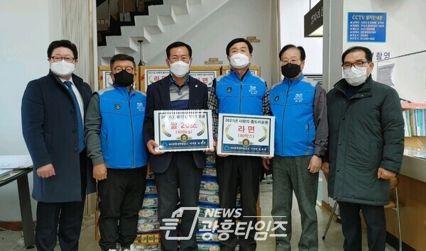 MG광명새마을금고가 백미 라면을 전달했다(제공=광명2동 행정복지센터)
