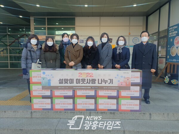하나님의 교회 세계복음선교협회는 지난 24일 설 명절을 맞아 소외된 이웃을 위해 소하1동 행정복지센터에 식료품 15세트를 기탁했다(제공=소하1동 행정복지센터) 하나님의 교회 세계복음선교협회는 지난 24일 설 명절을 맞아 소외된 이웃을 위해 소하1동 행정복지센터에 식료품 15세트를 기탁했다(제공=소하1동 행정복지센터)