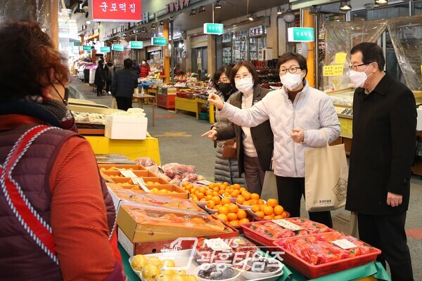 군포시의회, 소상공인․아동에 동시 선물(제공=군포시의회) 군포시의회, 소상공인․아동에 동시 선물(제공=군포시의회)