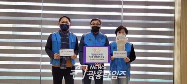 하안2동 지역사회보장협의체 설맞이 골목시장 이용 상품권 전달(제공=하안2동 행정복지센터) 하안2동 지역사회보장협의체 설맞이 골목시장 이용 상품권 전달(제공=하안2동 행정복지센터)