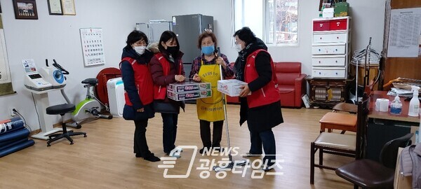 소하2동 주민자치회 설맞이 사랑의 성품 전달(제공=소하2동 행정복지센터) 소하2동 주민자치회 설맞이 사랑의 성품 전달(제공=소하2동 행정복지센터)