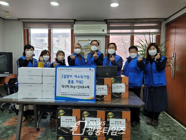 철산4동 지역사회보장협의체 설맞이 이웃사랑 물품 전달(제공=철산4동 행정복지센터) 철산4동 지역사회보장협의체 설맞이 이웃사랑 물품 전달(제공=철산4동 행정복지센터)
