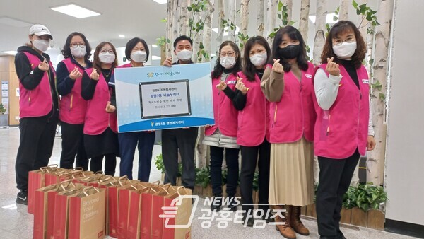 광명시 자원봉사센터 광명5동 나눔누리터 독거노인에 생활용품 전달(제공=광명5동 행정복지센터) 광명시 자원봉사센터 광명5동 나눔누리터 독거노인에 생활용품 전달(제공=광명5동 행정복지센터)