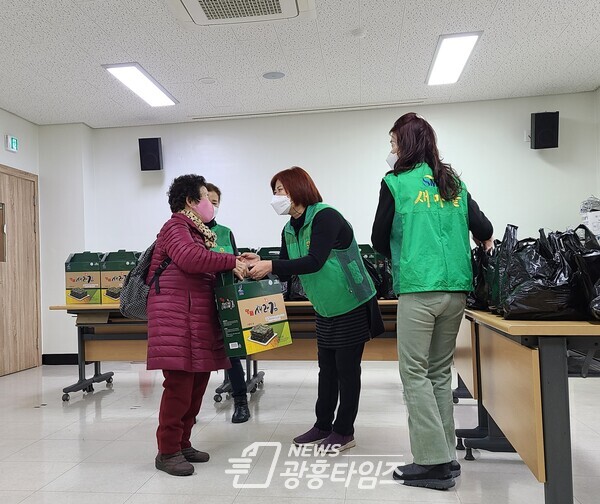 ◇광명시 소하2동 새마을지도자협의회·부녀회는 지난 25일 소하2동 행정복지센터 2층에서 관내 독거노인 30명에게 설맞이 성품을 전달했다(제공=소하2동 행정복지센터) ◇광명시 소하2동 새마을지도자협의회·부녀회는 지난 25일 소하2동 행정복지센터 2층에서 관내 독거노인 30명에게 설맞이 성품을 전달했다(제공=소하2동 행정복지센터)
